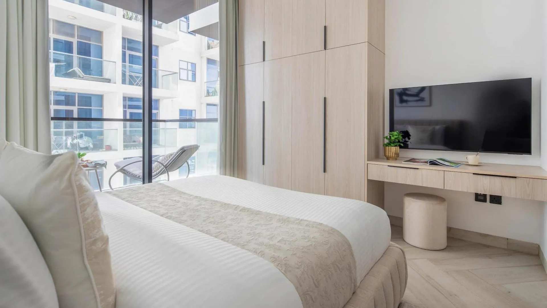 Frank Porter - Empire Residences Dubai 0*,