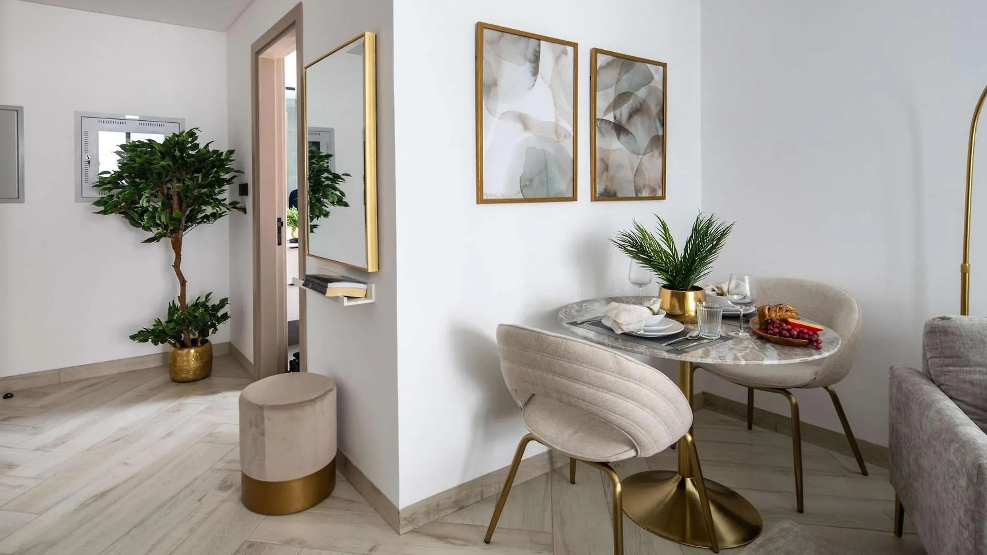 Frank Porter - Empire Residences Dubai 0*,